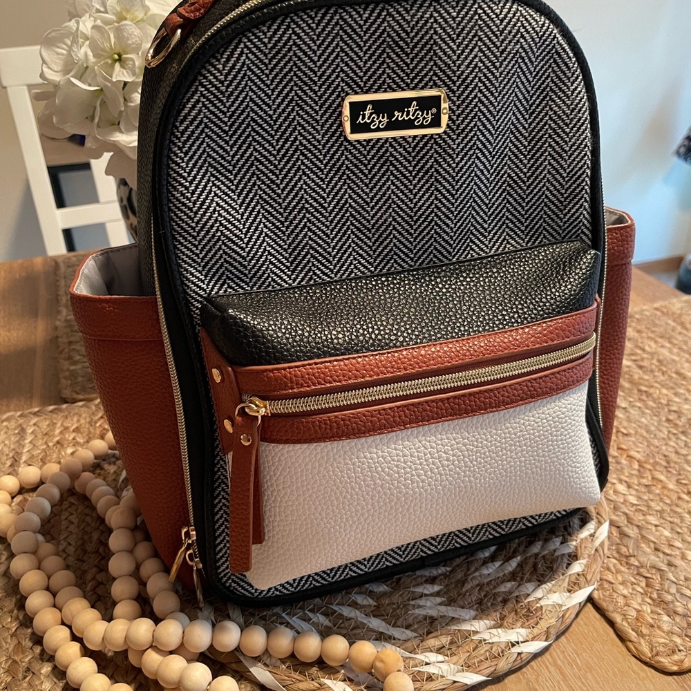 Beautiful Itsy Ritzy backpack never used